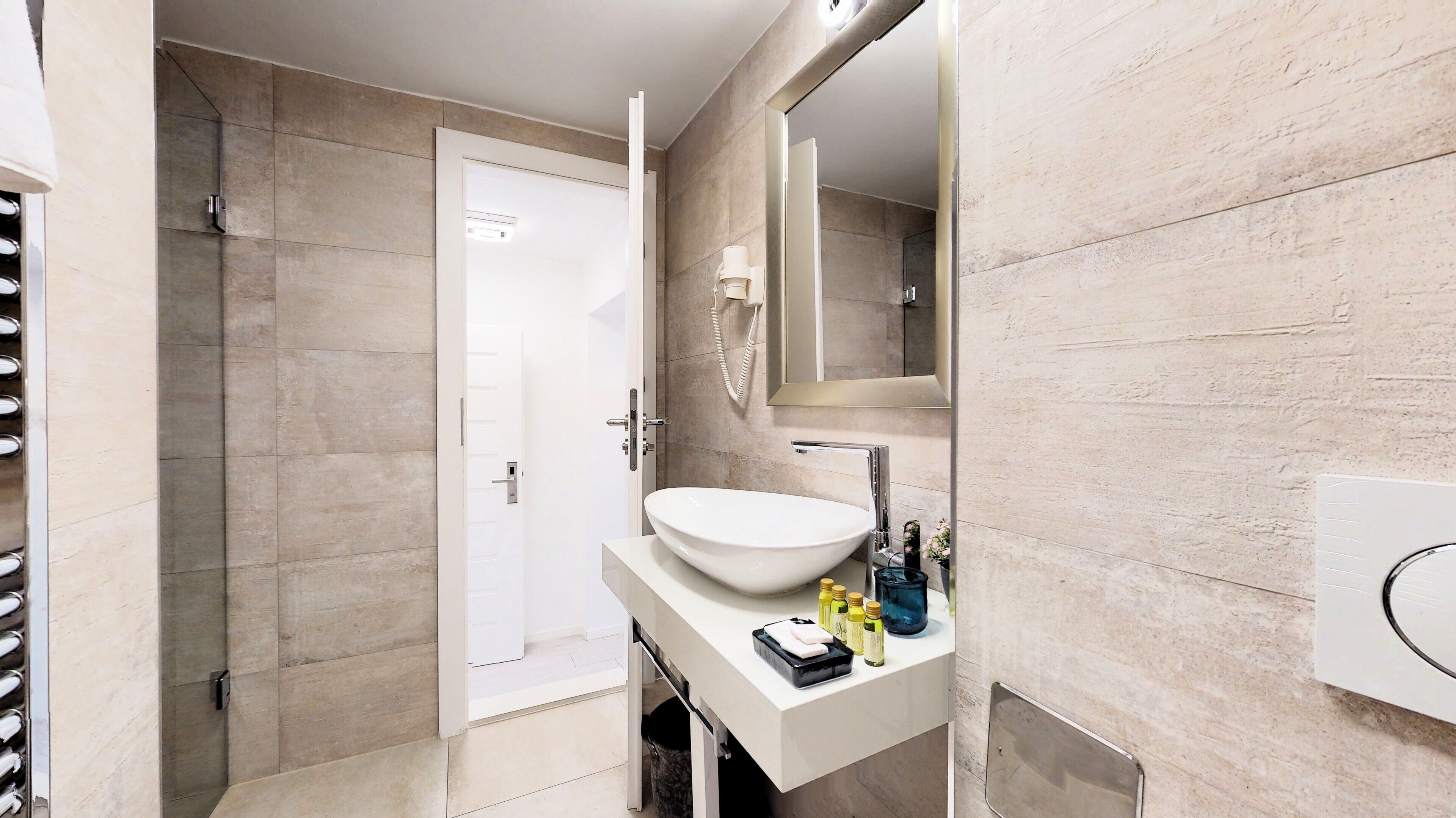 Shower, hair dryer, bidet, towels