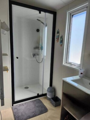 Shower, towels, soap, toilet paper - Cosy tiny house - Dune du Pilat - La Teste (La Teste-de-Buch)