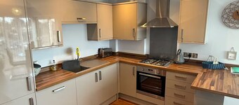 Christchurch Apartment, Great Location With Parking