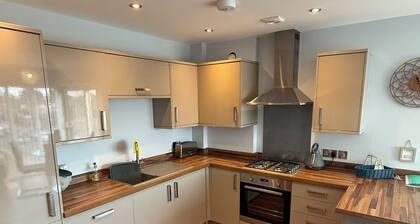 Christchurch Apartment, Great Location With Parking