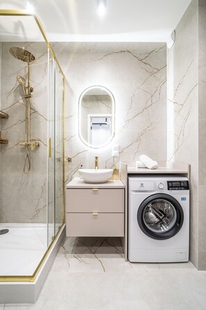 Apartment, Balkon | Badezimmer