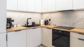 Apartamento, balcón | Cocina básica privada | Cafetera o tetera y hervidor eléctrico