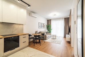 Apartment, Balcony | Living room | Smart TV - RentPlanet - Apartament Przemysłowa (Katowice)
