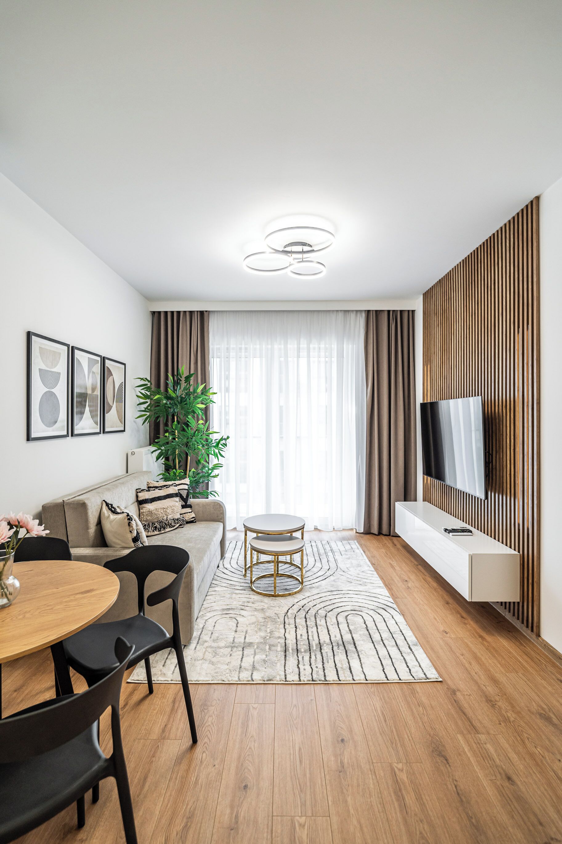 Apartamento, balcón | Sala de estar | Una Smart TV