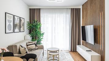 Apartamento, balcón | Sala de estar | Una Smart TV
