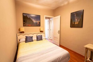 1 slaapkamer, een strijkplank/strijkijzer, beddengoed