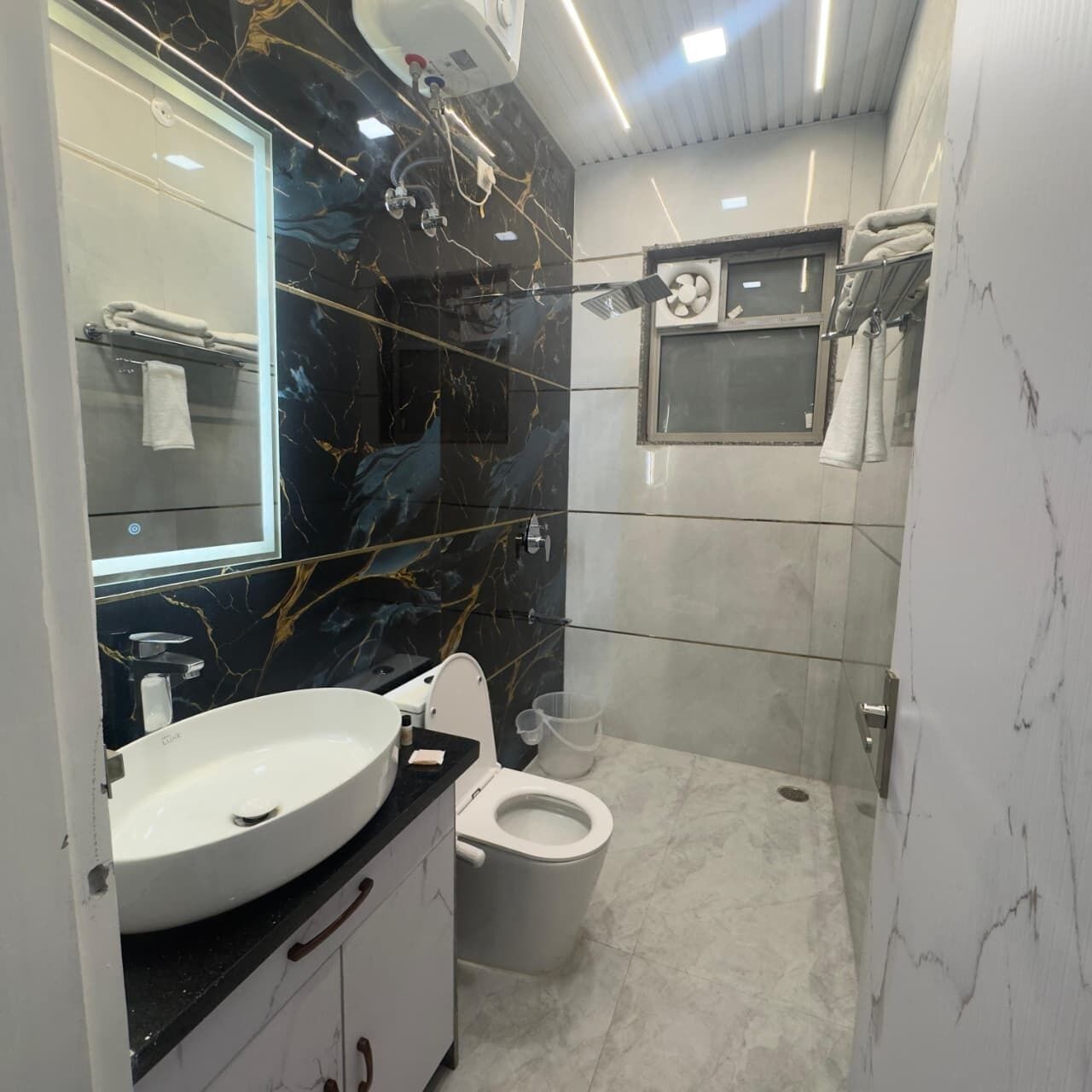 Chuveiro, produtos de toalete grátis