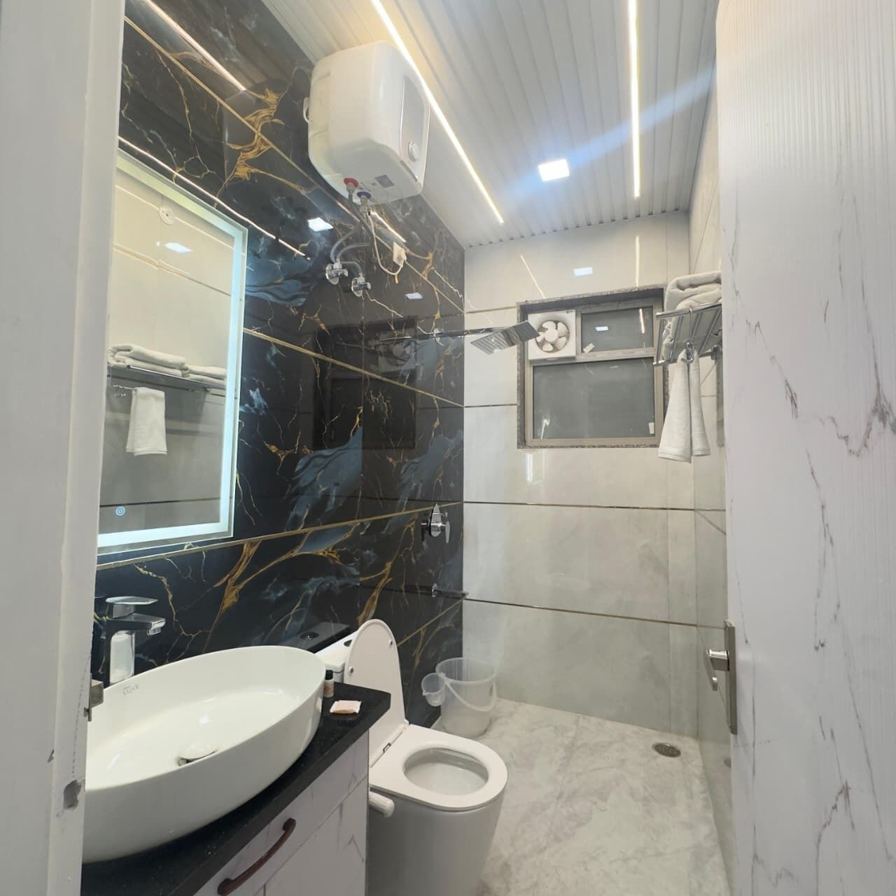 ฝักบัว, ของใช้ในห้องน้ำฟรี, ไดร์เป่าผม (มีให้บริการตามคำขอ), ผ้าเช็ดตัว