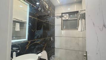 Shower, perlengkapan mandi gratis, pengering rambut, dan handuk