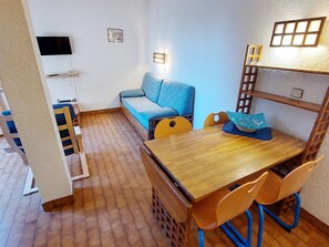 Interior - Seafront Studio for 4 with Terrace and Wi-Fi (Roquebrune-Cap-Martin)