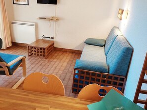 TV - Seafront Studio for 4 with Terrace and Wi-Fi (Roquebrune-Cap-Martin)