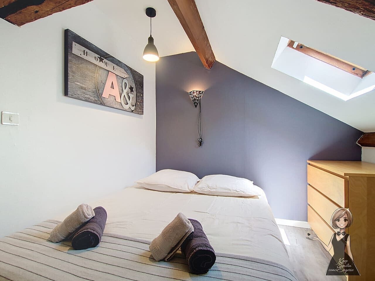 Tabla de planchar con plancha, cuna de viaje, wifi y ropa de cama