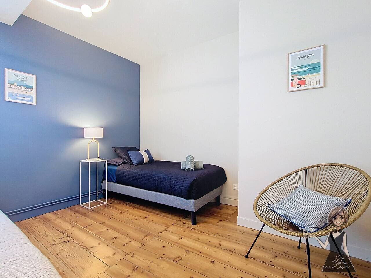 Bureau, fer et planche à repasser, lit parapluie, Wi-Fi