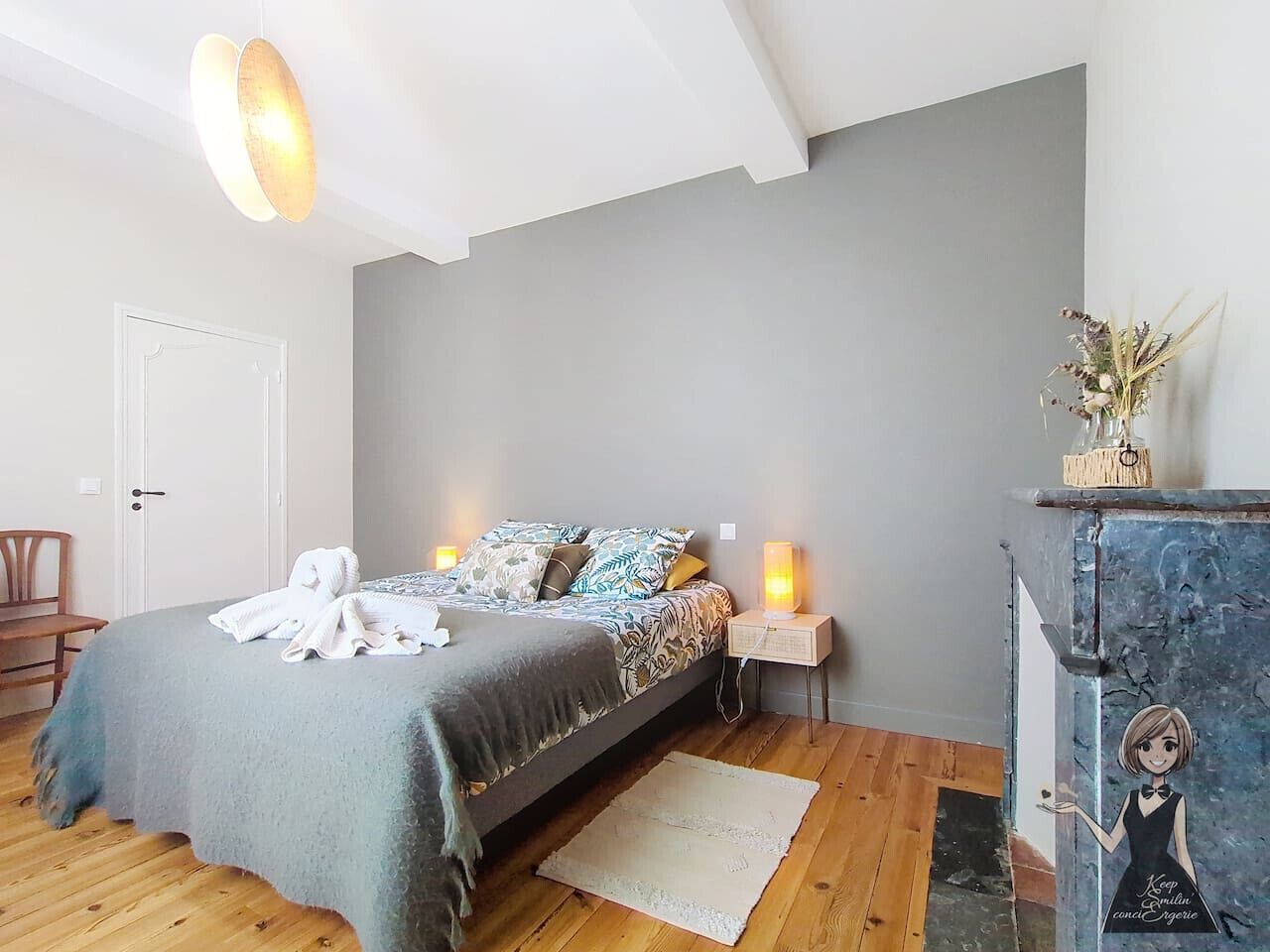 Bureau, fer et planche à repasser, lit parapluie, Wi-Fi