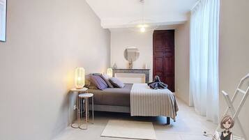 Escritorio, tabla de planchar con plancha, cuna de viaje y wifi