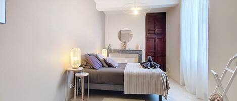 Desk, iron/ironing board, travel cot, WiFi