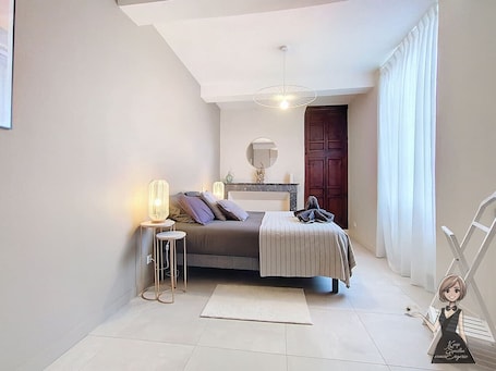 Desk, iron/ironing board, travel cot, WiFi. Maison Miqueu 6ch-3sdb 4/15 pers-Pau-Lourdes