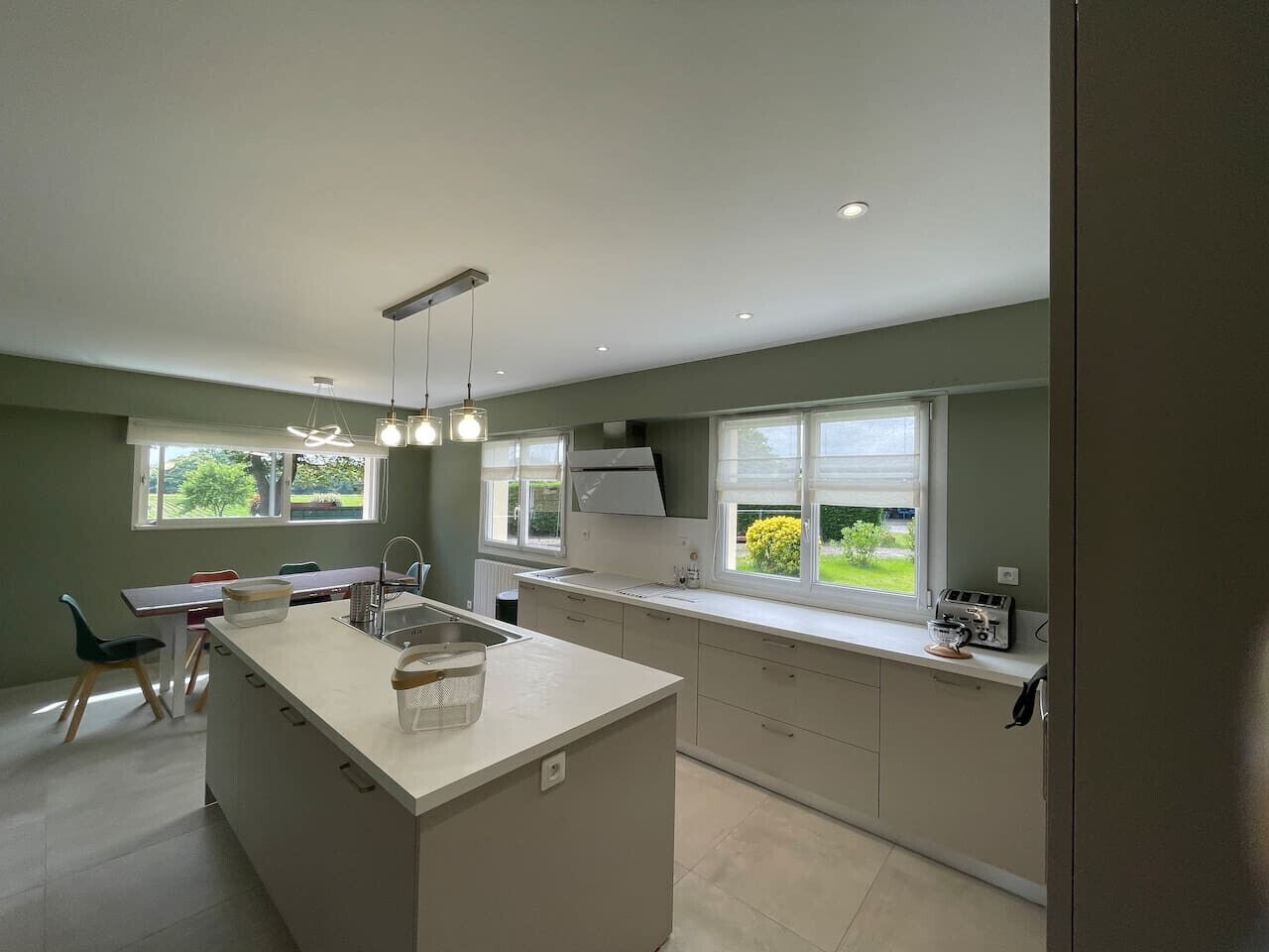 Frigorífico, microondas, horno y lavavajillas