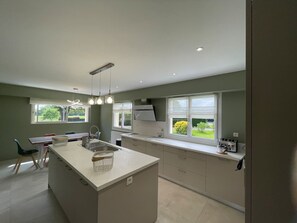 Réfrigérateur, micro-ondes, four, lave-vaisselle