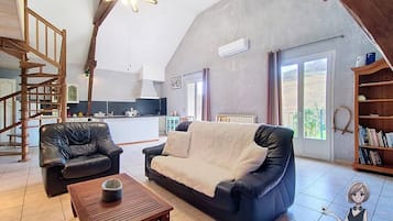 Televisie en een open haard