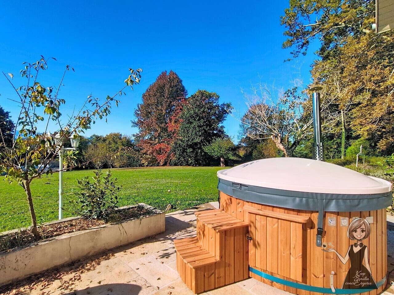 Tina de hidromasaje al aire libre