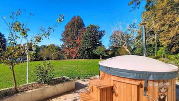 Tina de hidromasaje al aire libre