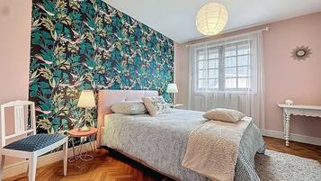 Desk, iron/ironing board, travel cot, WiFi