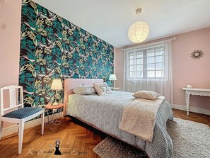 Escritorio, tabla de planchar con plancha, cuna de viaje y wifi