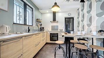 Réfrigérateur, micro-ondes, four, plaque de cuisson