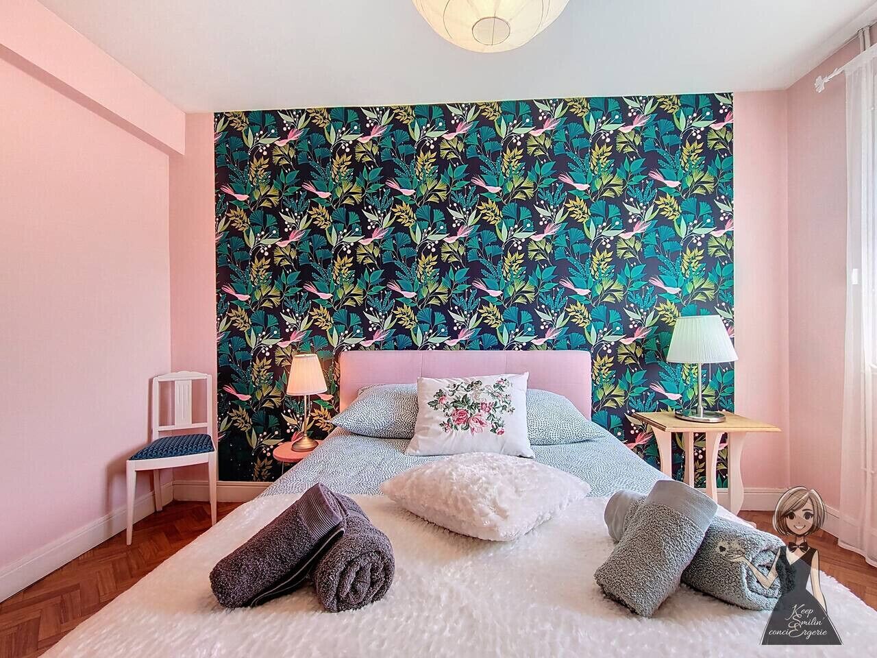 Schreibtisch, Bügeleisen/Bügelbrett, Reisekinderbett, WLAN