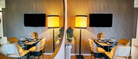 Superior-Apartment, Stadtblick | Speisen