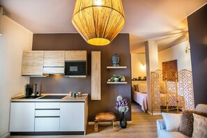 Deluxe Studio, City View | Interior - 10 Floor Apartments (Como)
