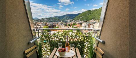 Deluxe-studiolejlighed - byudsigt | Udendørs spisemuligheder