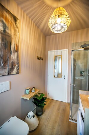 Deluxe Studio, City View | Bathroom - 10 Floor Apartments (Como)