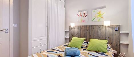 Travel cot, WiFi, bed sheets