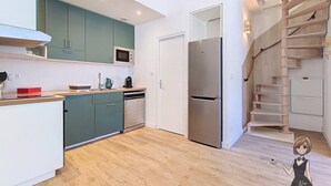 Coffee/tea maker, fridge, microwave, oven - Vallée des Ours, Cocon pour 7 au cœur de Cauterets (Cauterets)