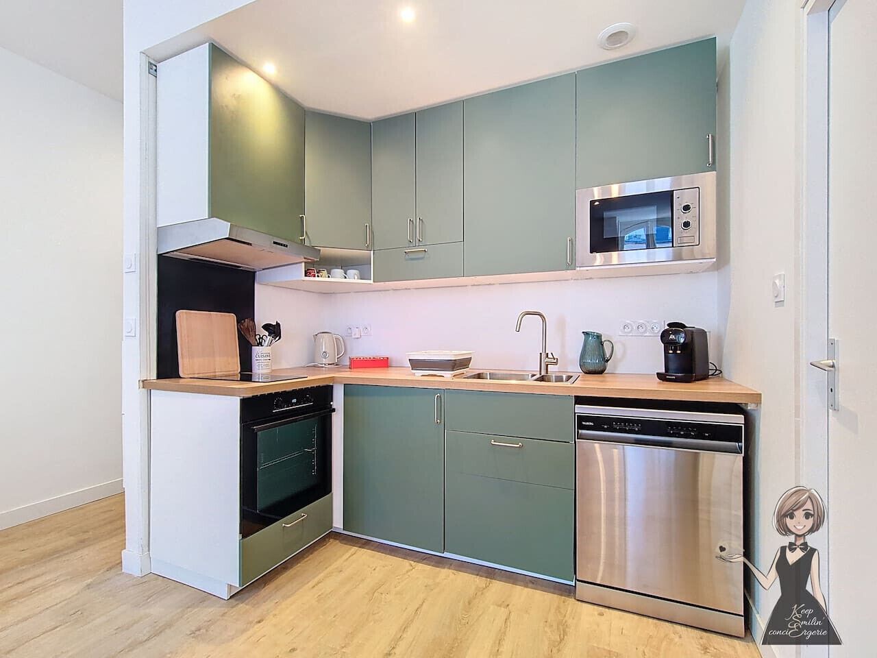 Frigorífico, microondas, horno y placa de cocina