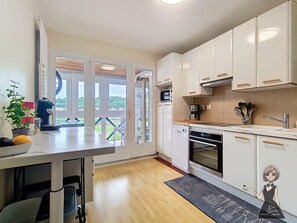 Wasserkocher mit Kaffee-/Teezubehör, Kühlschrank, Mikrowelle, Ofen