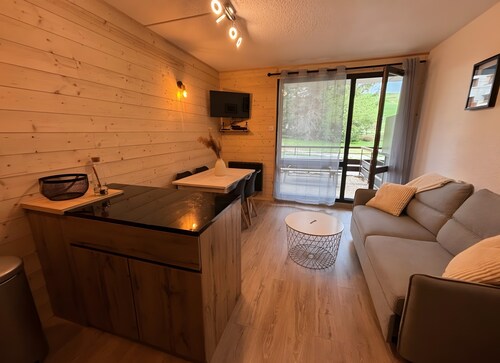 Renovated Studio Cabin: Mountain View, Private Terrace & Wi-Fi
