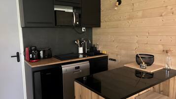 Réfrigérateur, micro-ondes, plaque de cuisson, lave-vaisselle