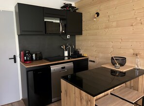 Réfrigérateur, micro-ondes, plaque de cuisson, lave-vaisselle