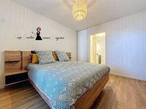 Iron/ironing board, travel cot, WiFi, bed sheets - Spacieux T4 avec Terrasses à 5 minutes de Pau (Lons)