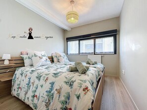 Een strijkplank/strijkijzer, reisbedje, wifi, beddengoed