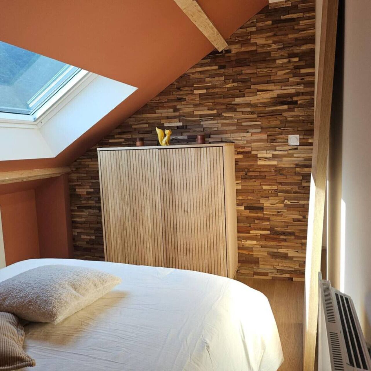 Een strijkplank/strijkijzer, reisbedje, wifi, beddengoed