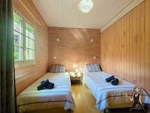 2 habitaciones, cuna de viaje y ropa de cama 