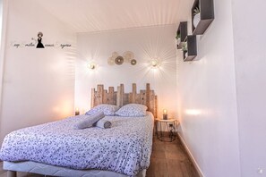Schreibtisch, Bügeleisen/Bügelbrett, Reisekinderbett, WLAN