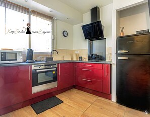 Wasserkocher mit Kaffee-/Teezubehör, Kühlschrank, Mikrowelle, Ofen