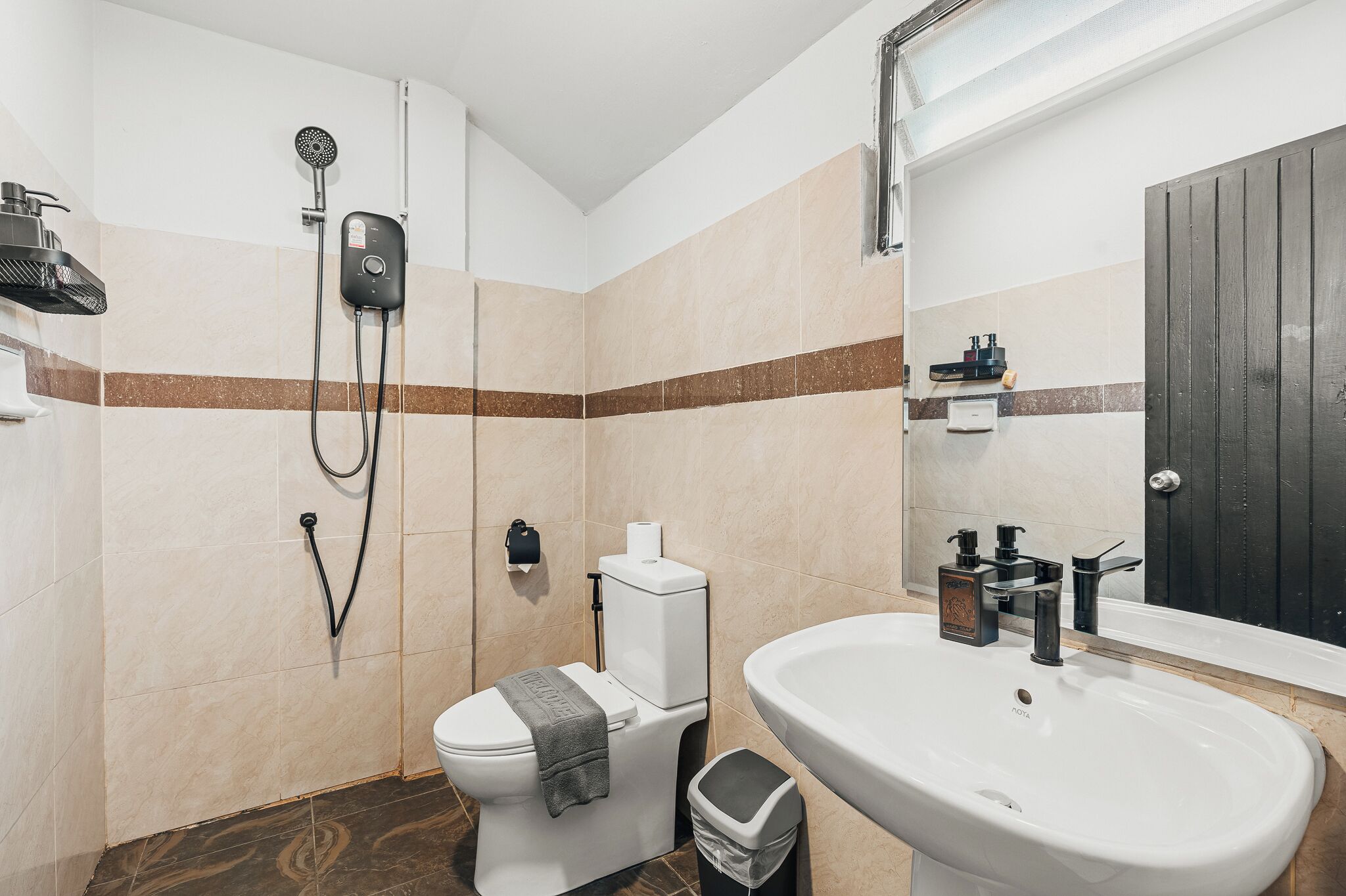 Une salle de bain moderne équipée de toilettes, d’un bidet et d’un lavabo.