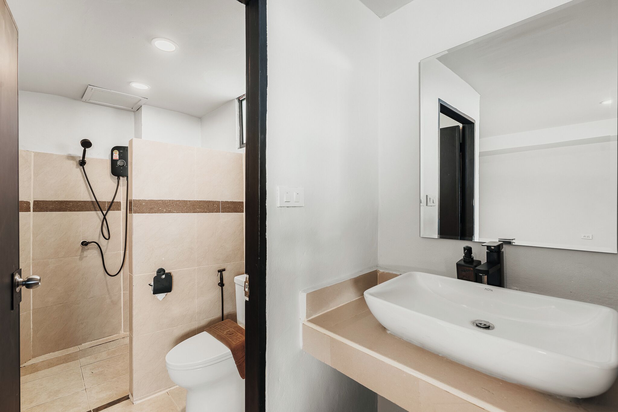 Standaard tweepersoonskamer | Badkamer | Een douche, een haardroger, handdoeken, zeep