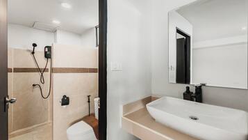 Standaard tweepersoonskamer | Badkamer | Een douche, een haardroger, handdoeken, zeep